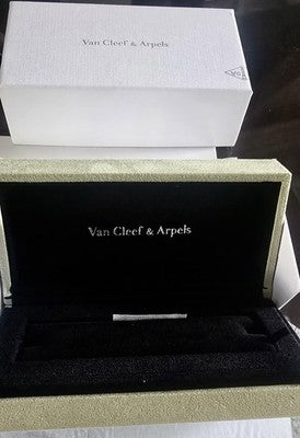 Van Cleef & Arpels La Collection 25mm White Dial Quartz Women's Watch VCA1
